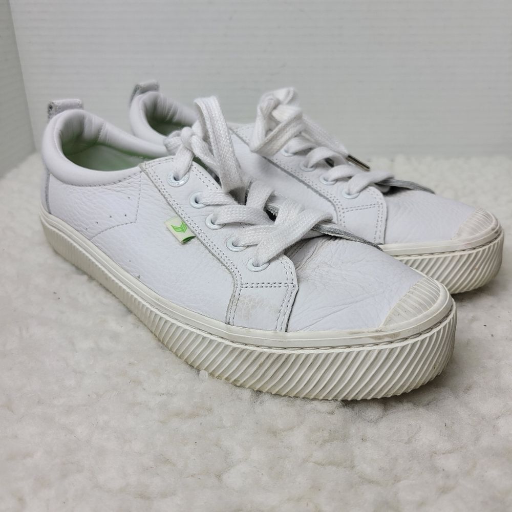 Cariuma White Low-Top Sneakers with Subtle Green Tab